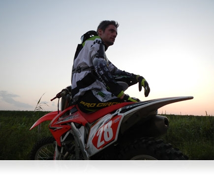 16-MP CMOS sensor captures great pictures, even in low lighting